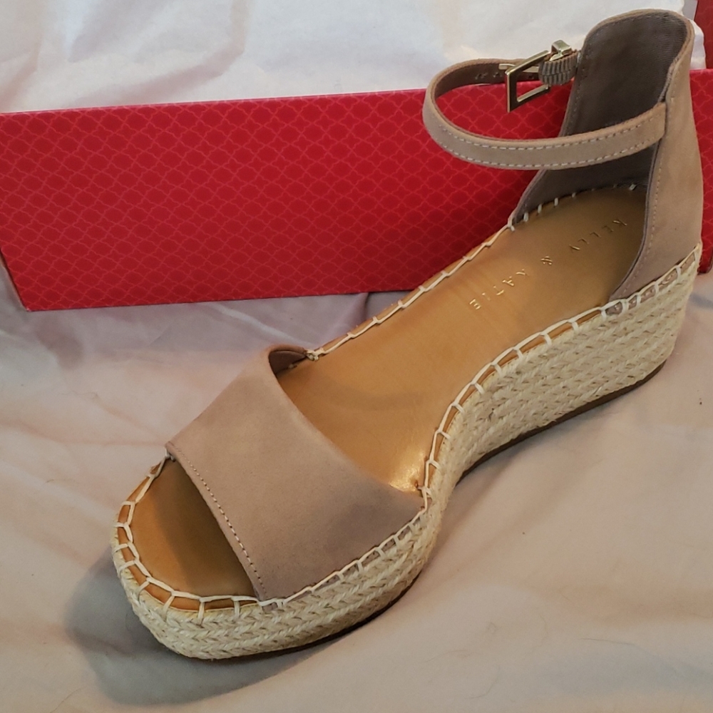 FEDRICK ESPADRILLE WEDGE SANDAL
6.5 NIB